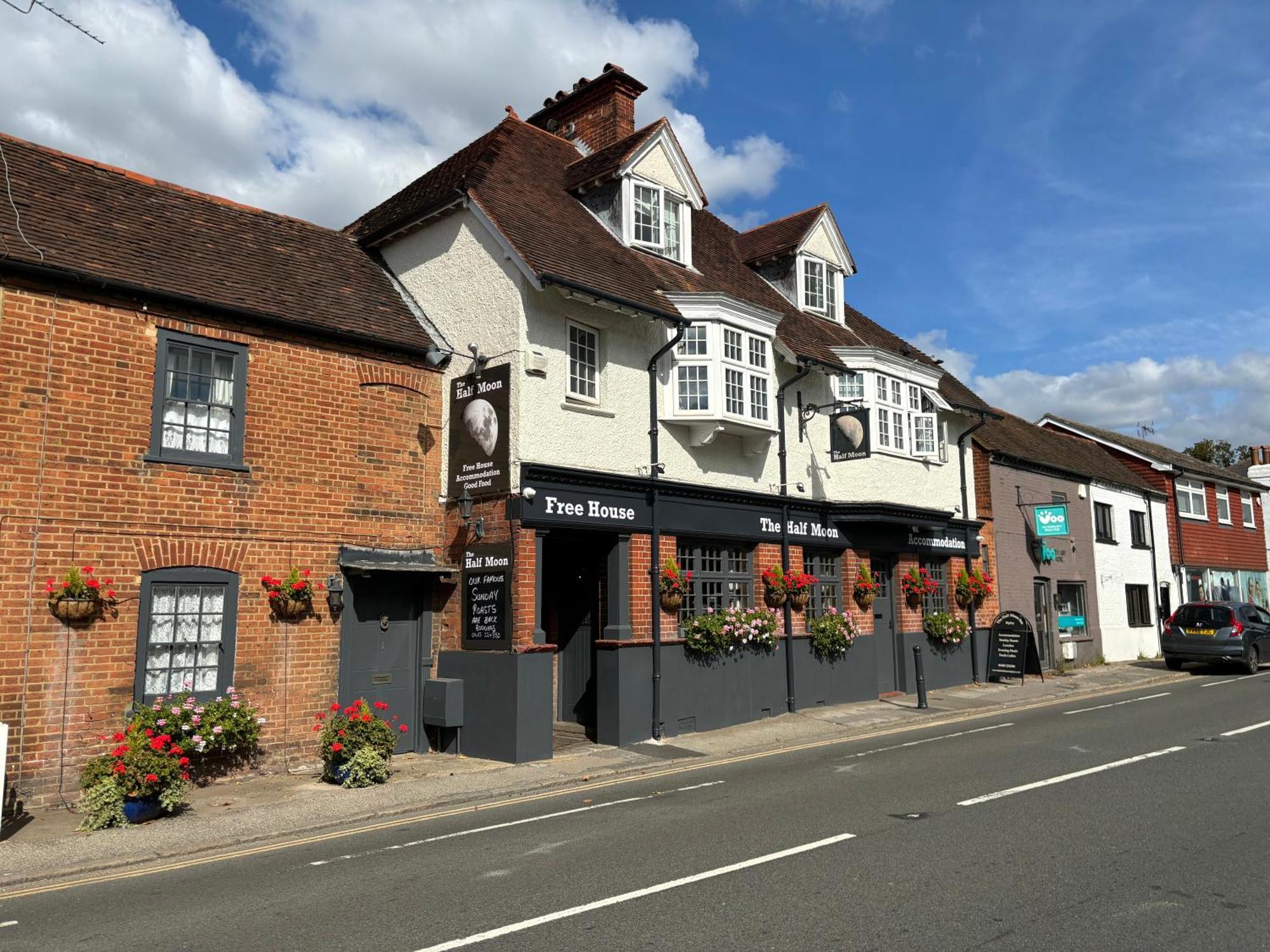 The Half Moon Inn Woking Eksteriør billede